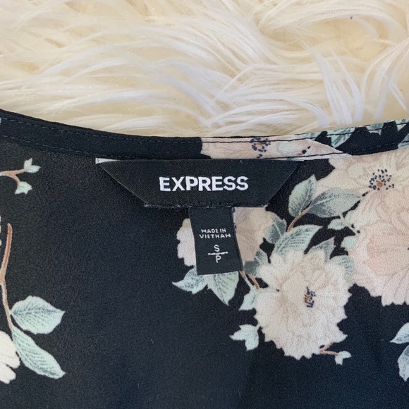 Express Crop Black Floral Blouse Size Small - Picture 4 of 5